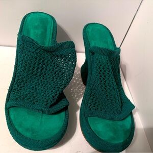 Tony Bianco size 9 matrix jade waffle wedge, never worn 4 in heel